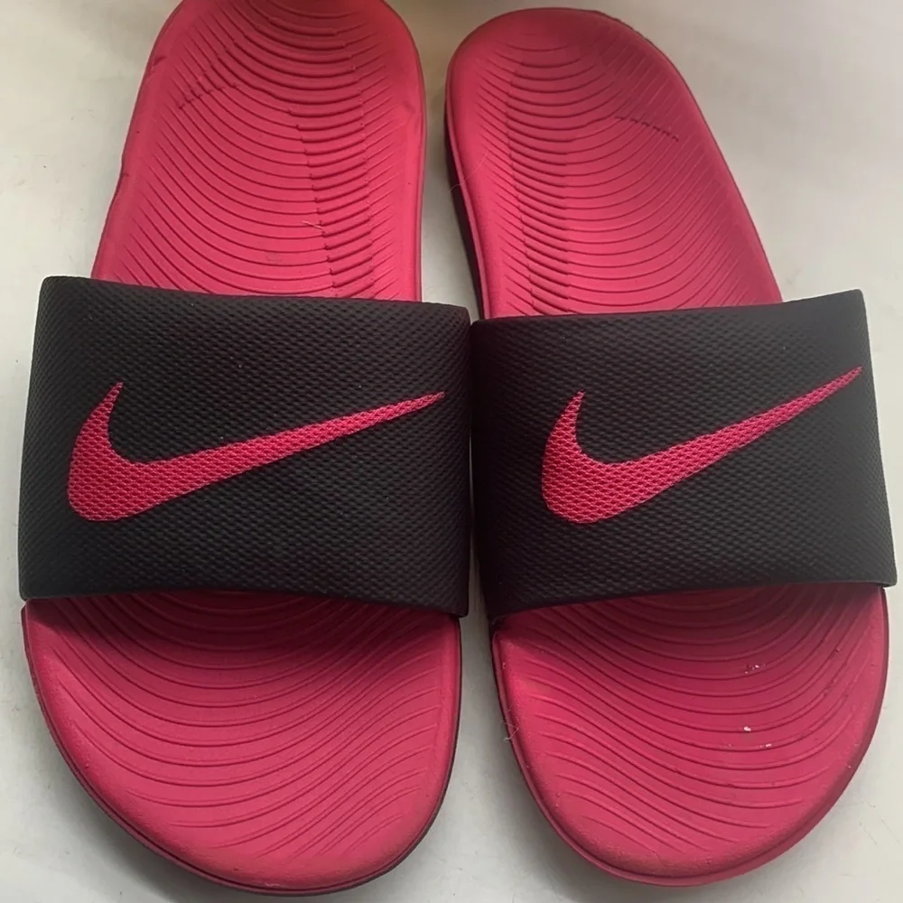 Nike Hot Pink Black Slide Sandals Sz 5Y. KS1316